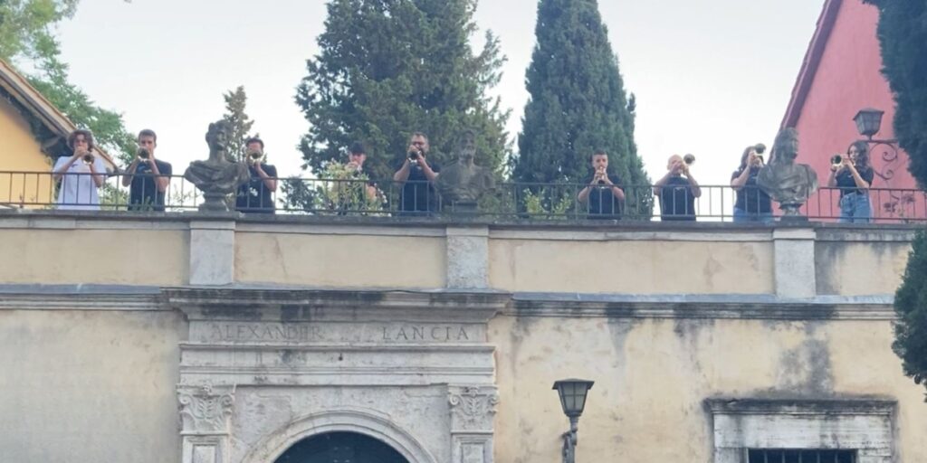 LWGT sulla balconata del Villino dell'Accademia Tedesca a Roma, durante il preludio alla performance del compositore Oscar Bianchi