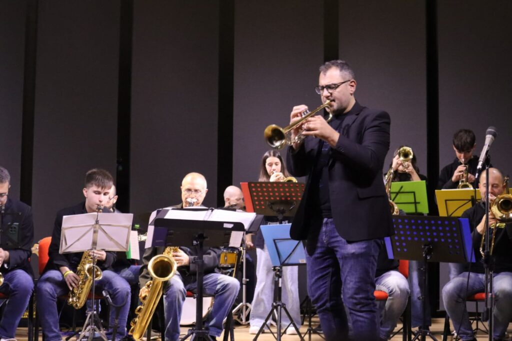 Il Maestro Giovanni Todaro durante il suo intervento musicale